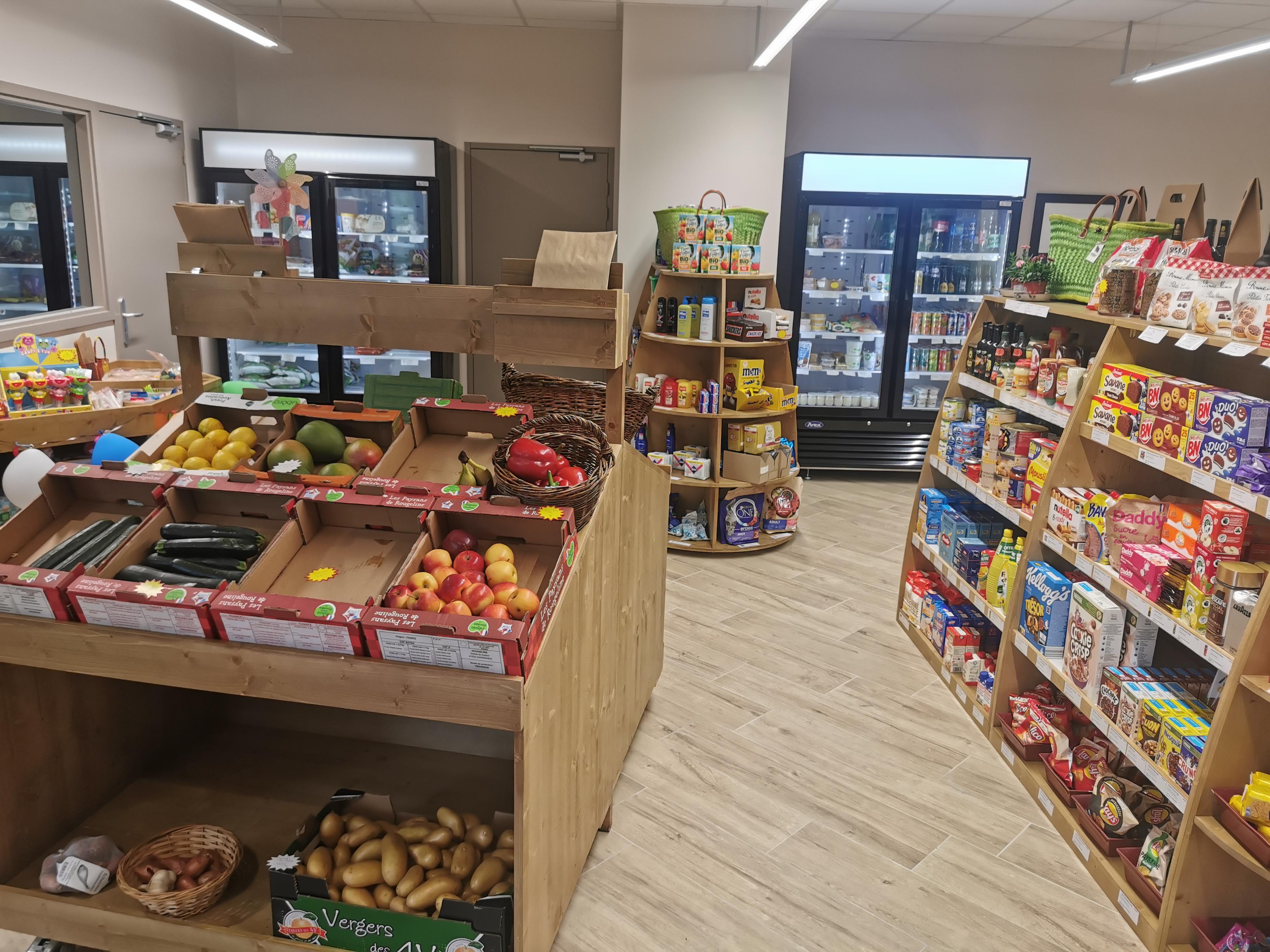 des rayonnages bien fournis