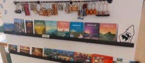 Cartes postales et porte-clés