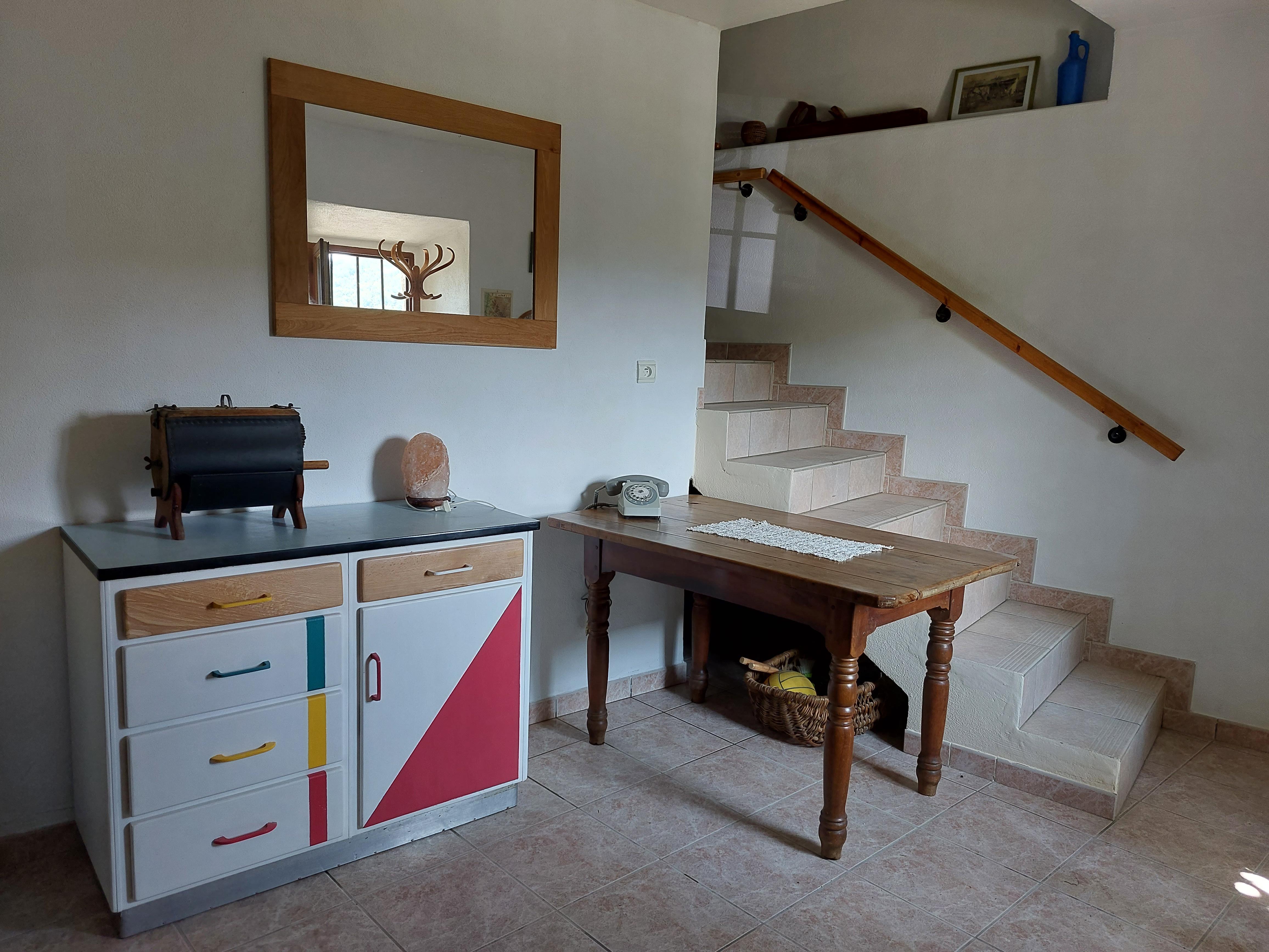 l'accès à l'étage par les escaliers