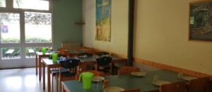 tables dressées dans la salle de restauration