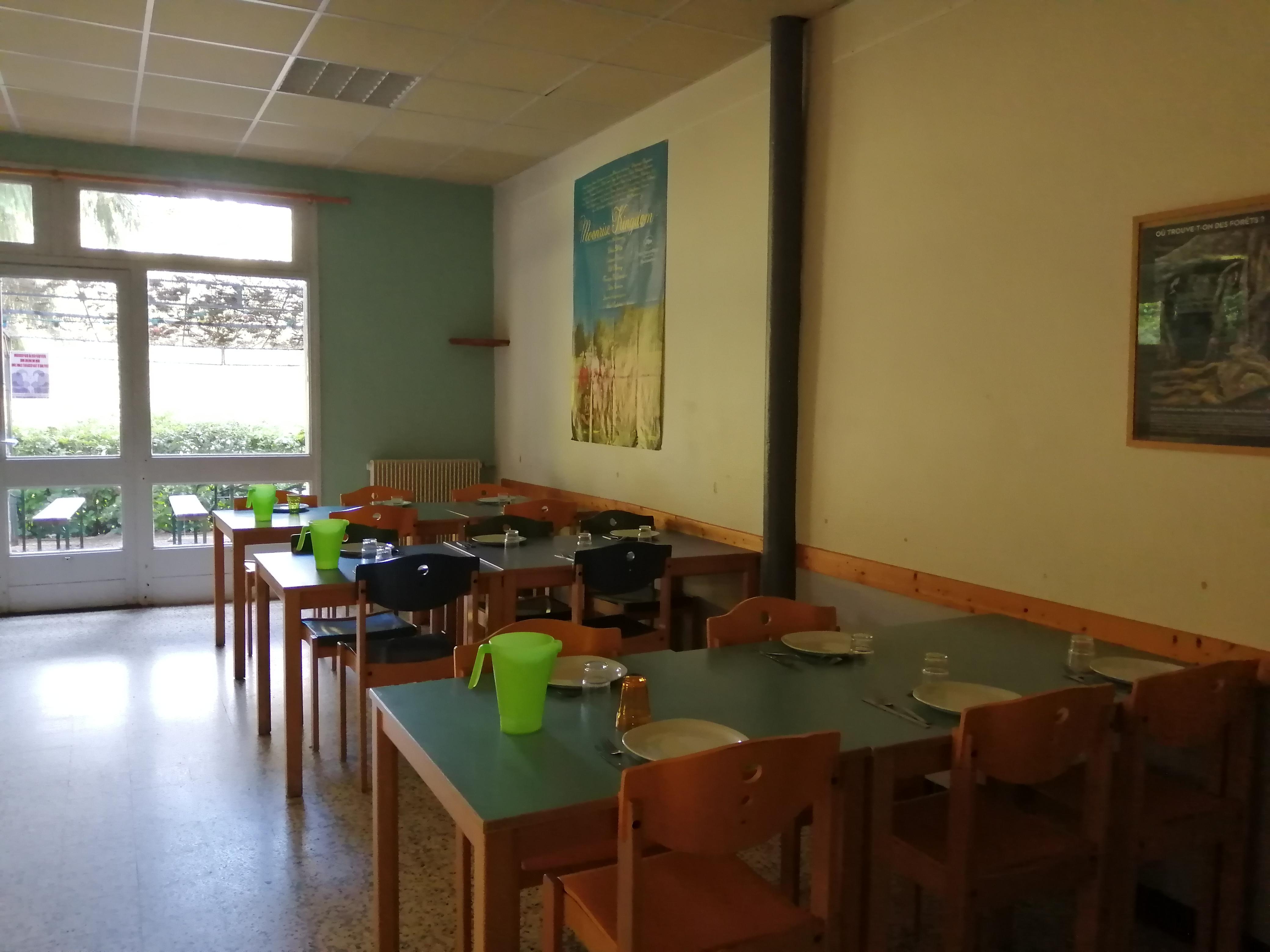 tables dressées dans la salle de restauration