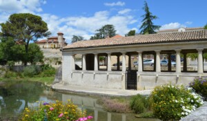 Le lavoir, dans le Vallon de Tourne, lieu chargé d'histoire