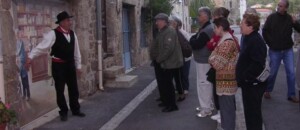 Visite village et commentaire sur une fresque