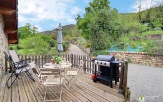 Salon de jardin, fauteuils relax et barbecue, l'essentiel pour de belles soirées d'été ! - ©Gîtes de France