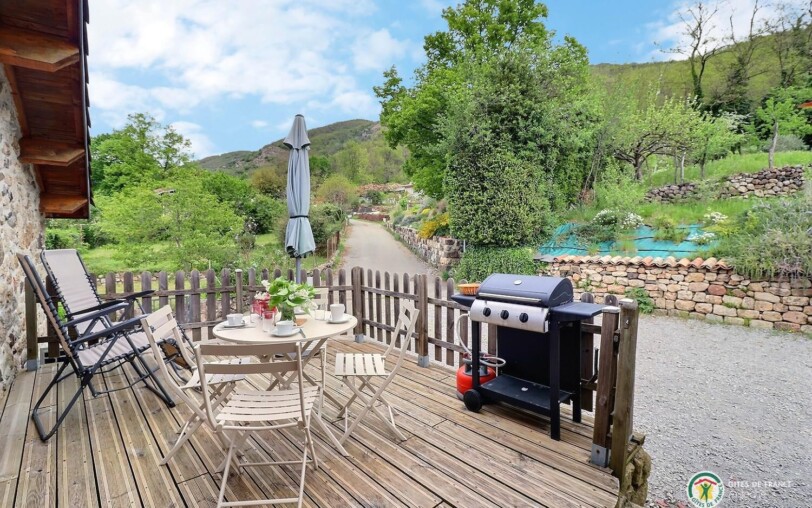 Salon de jardin, fauteuils relax et barbecue, l'essentiel pour de belles soirées d'été !