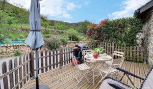 Salon de jardin, fauteuils relax et barbecue, l'essentiel pour de belles soirées d'été !