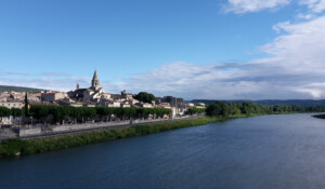 Une ville au bord du fleuve Rhône
