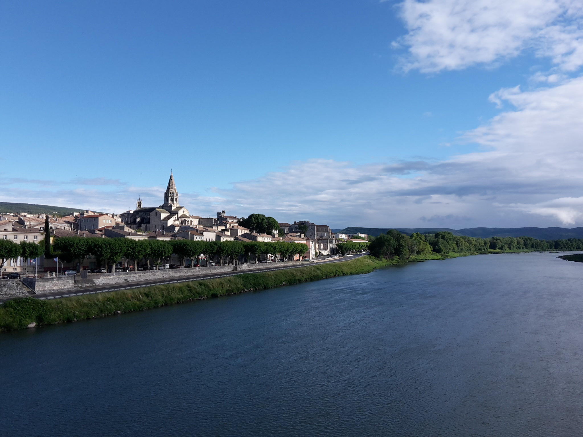 Une ville au bord du fleuve Rhône