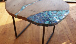 Table en bois massif et mosaïque