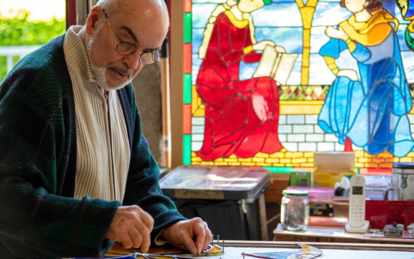 Portrait d'Alain Galoin dans son atelier