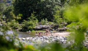 6P4A2218-Lalevade d'Ardèche-baigneurs à la Clape ©sourcesetvolcans