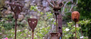 Sculptures visage en pleine nature