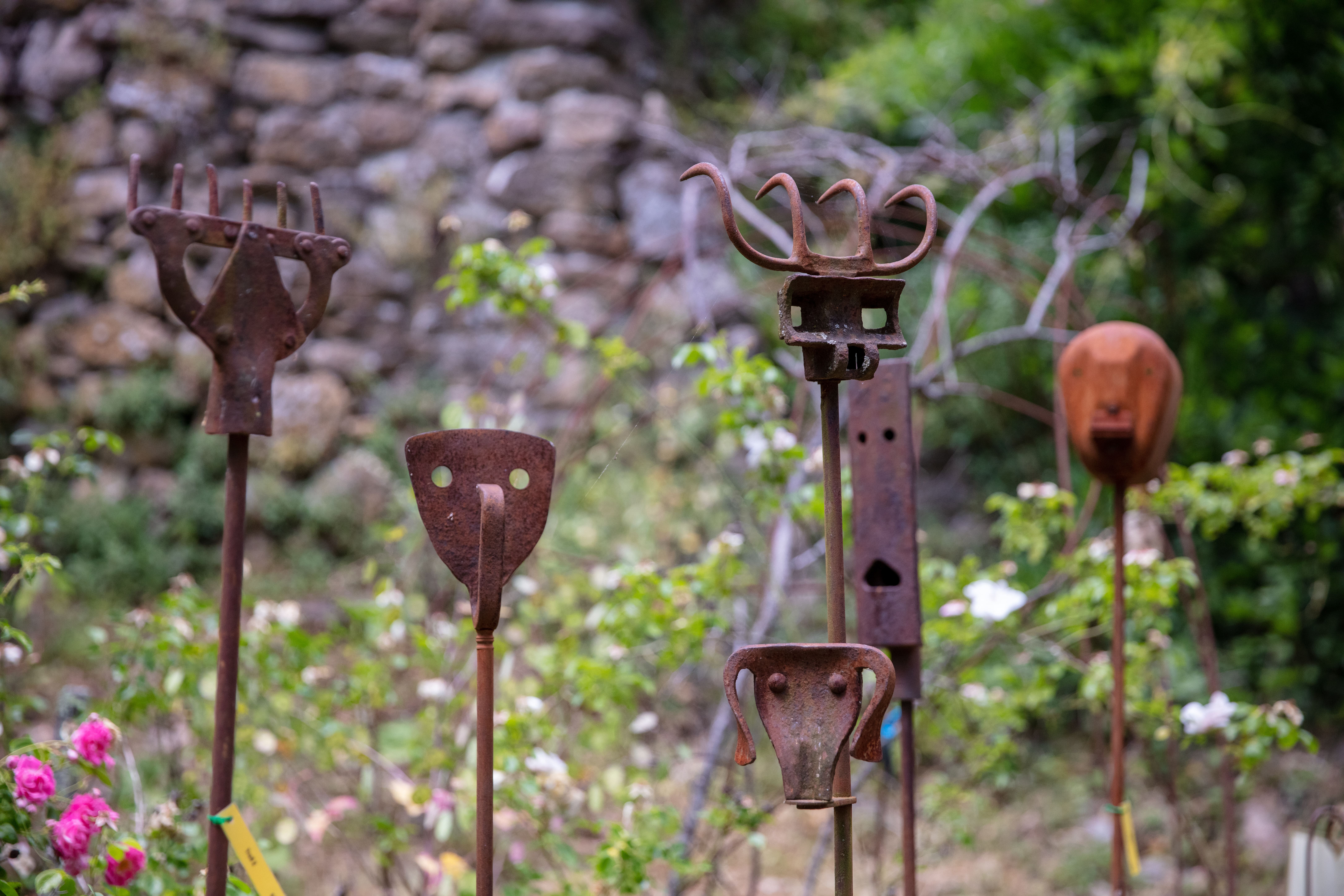 Sculptures visage en pleine nature