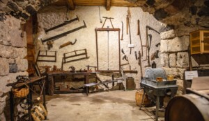 Thueyts - Musée Ardèche d'Autrefois - Outils d'antan ©sourcesetvolcans