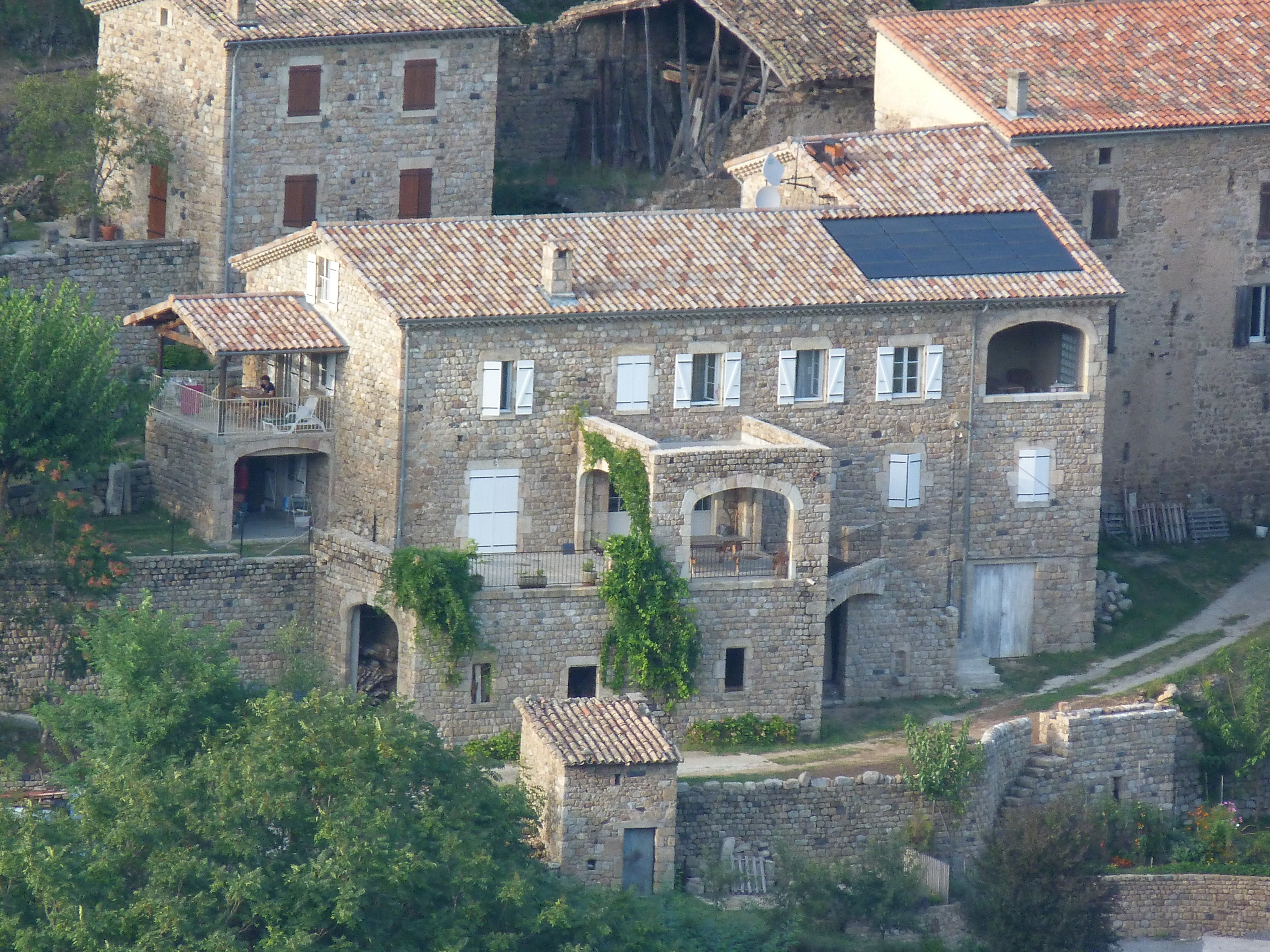 Vue générale sur le gite Mimosa à Meyras