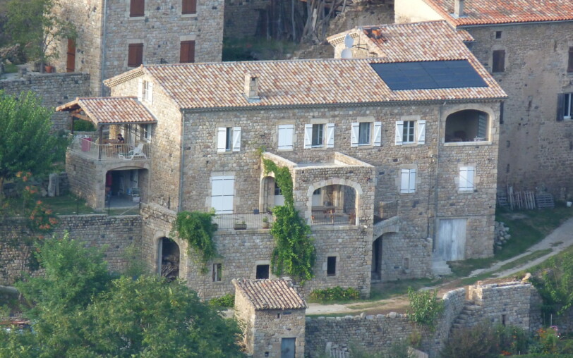 Vue générale sur le gite de l'Olivier à Meyras