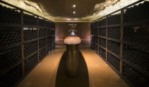 Vinothèque dans la grotte