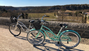 Verleih von klassischen und elektrischen Fahrrädern mit Balazuc Loisirs