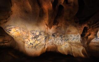 92 animaux en mouvement sont représentés dans le panneau des lions, salle du fond - ©Patrick Aventurier - Grotte Chauvet 2 Ardèche