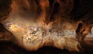 92 animaux en mouvement sont représentés dans le panneau des lions, salle du fond
