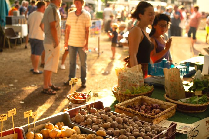 Marché d'été des lundis du terroir et des savoirs à Burzet en Ardèche