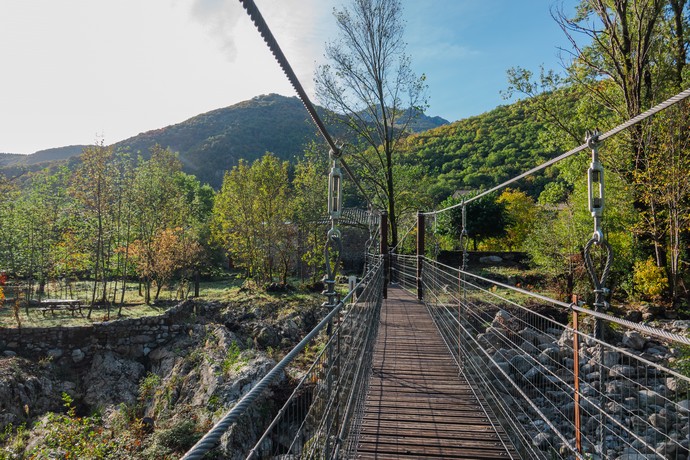 Mayres - passerelle du moulin en automne ©sourcesetvolcans