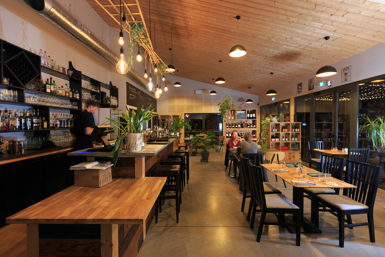Salle intérieure du bistrot de pays le Point d'Orgues à Fabras en Ardèche