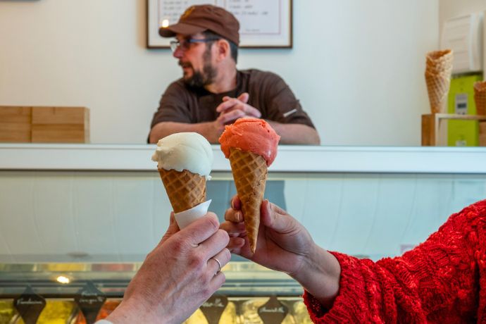 Jaujac – Dégustation de glaces chez Chataigne et Caramel content©sourcesetvolcans