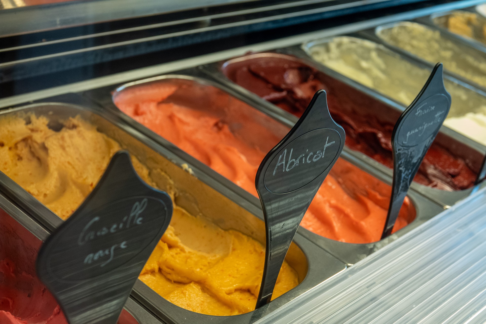 Jaujac – Visite du gout – Parfums de glaces chez Chataigne et Caramel ©sourcesetvolcans