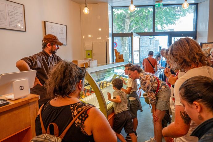 Jaujac – Visites du gout – Choix de glaces chez Chataigne et Caramel content©sourcesetvolcans