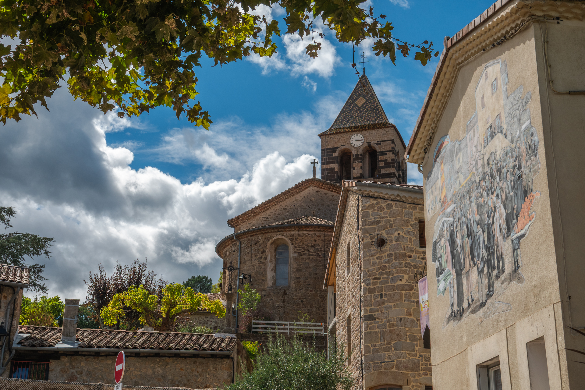 Meyras – vue sur église et fresque St Blaise ©sourcesetvolcans Meyras - vue sur église et fresque St Blaise ©sourcesetvolcans