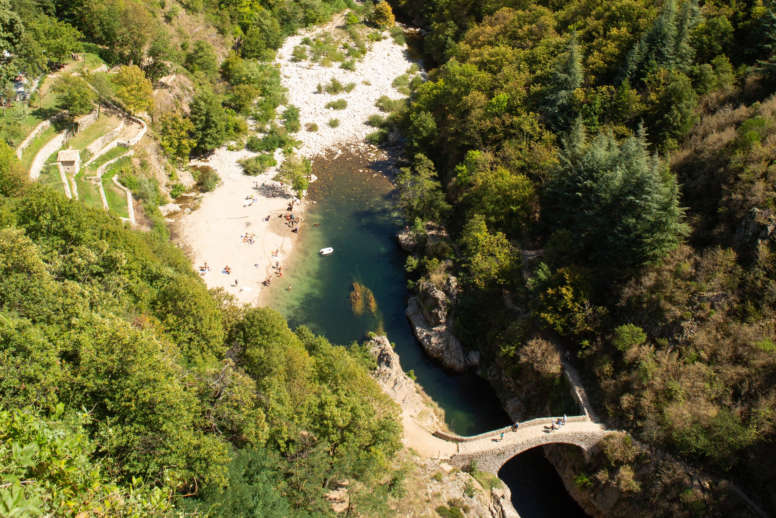 Pont du diable à thueyts en ardèche vue depuis le belvédère de l'échelle du roi en été