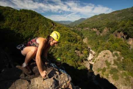 Vue depuis le haut de la via ferrata du pont du diable à thueyts en ardèche