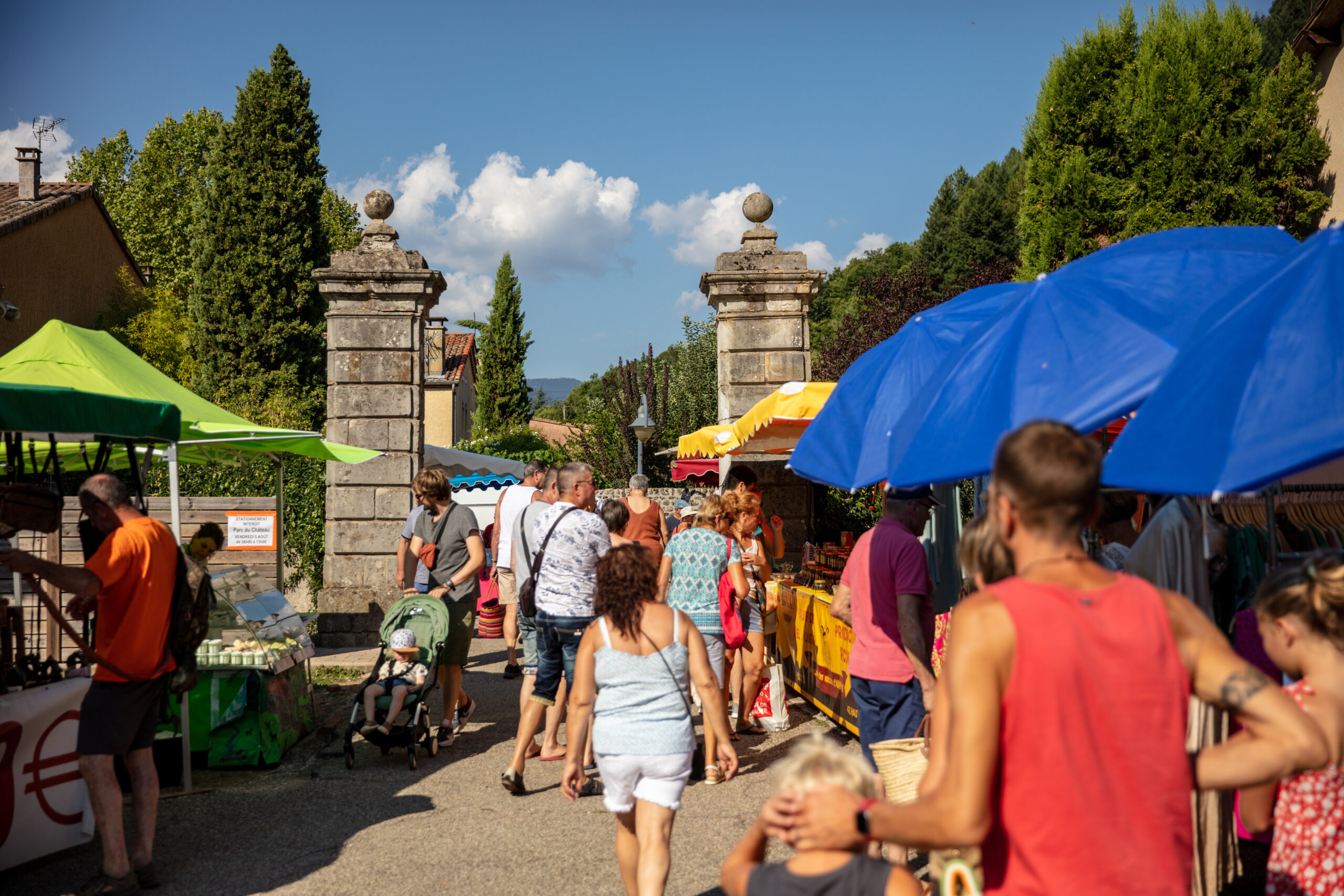 marché du vendredi l'été dans le village de caractère de thueyts en Ardèche