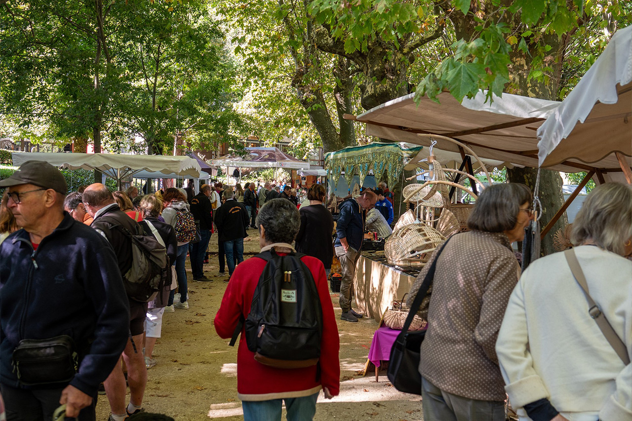 Allée du marché des créateurs de Neyrac