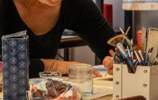 Atelier lettrine sur table - ©AssociationShantiart