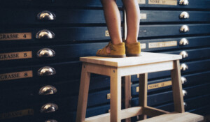 Monter sur un tabouret pour atteindre les plus haut tiroirs