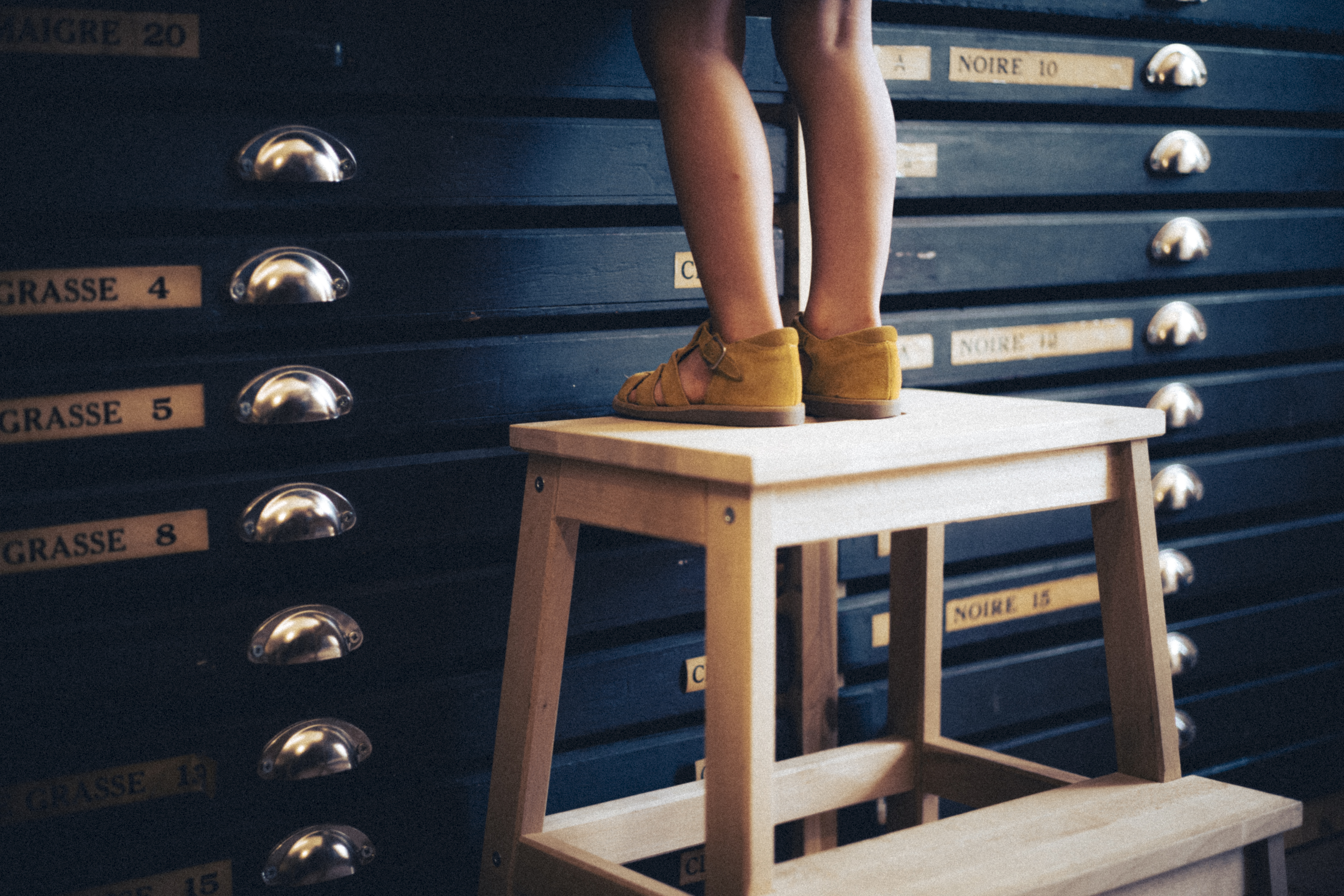 Monter sur un tabouret pour atteindre les plus haut tiroirs