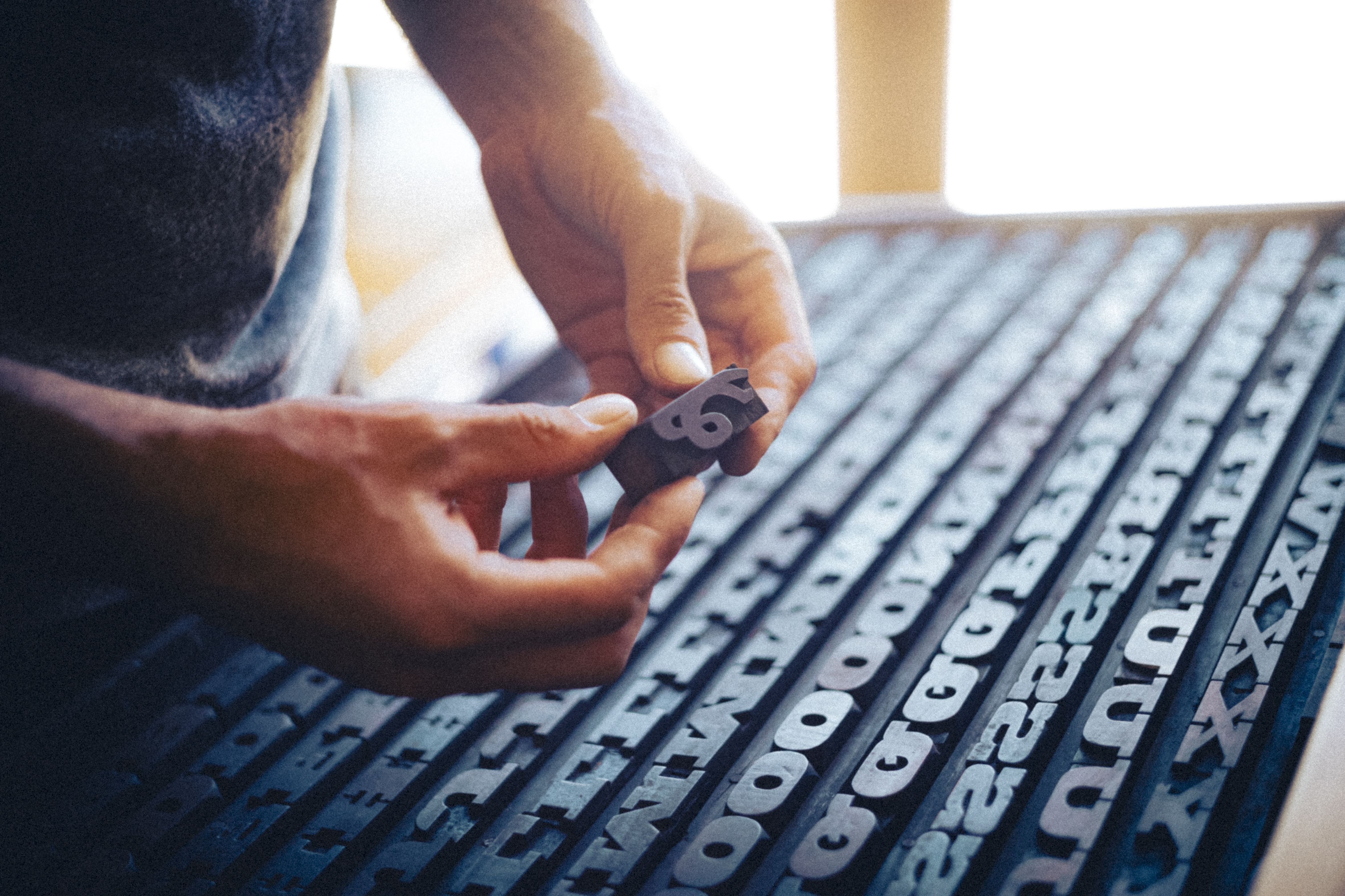 Mains montrant un caractère