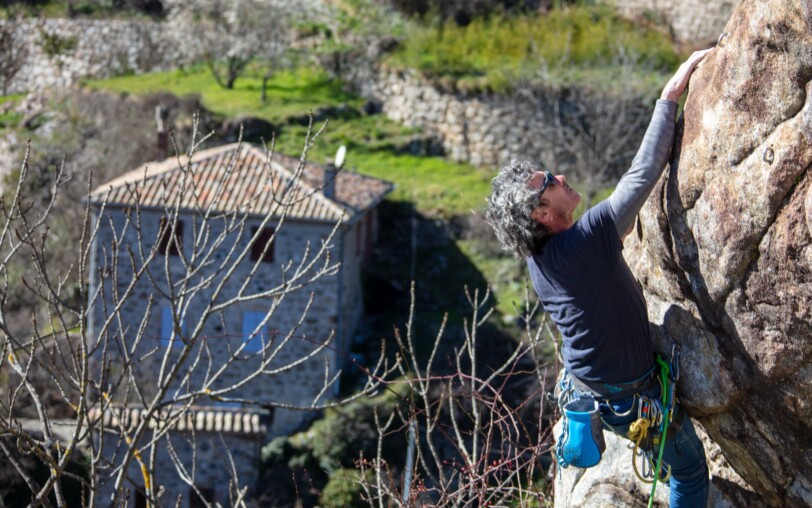 Grimpeur 1 sur falaise Tour de l'Horloge à Burzet
