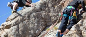 Deux grimpeurs sur la falaise de la tour de l'Horloge