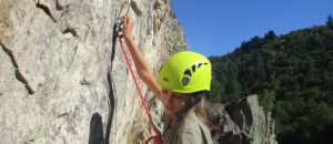 Enfant qui grimpe sur la falaise