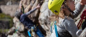 Portrait d'un enfant sur la falaise