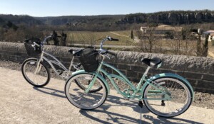 Verleih von klassischen und elektrischen Fahrrädern mit Balazuc Loisirs