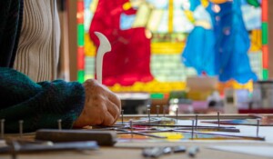 Barnas - Atelier St Théophrède - montage vitrail 2