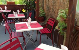 les tables en terrasse - © auberge de Barnas