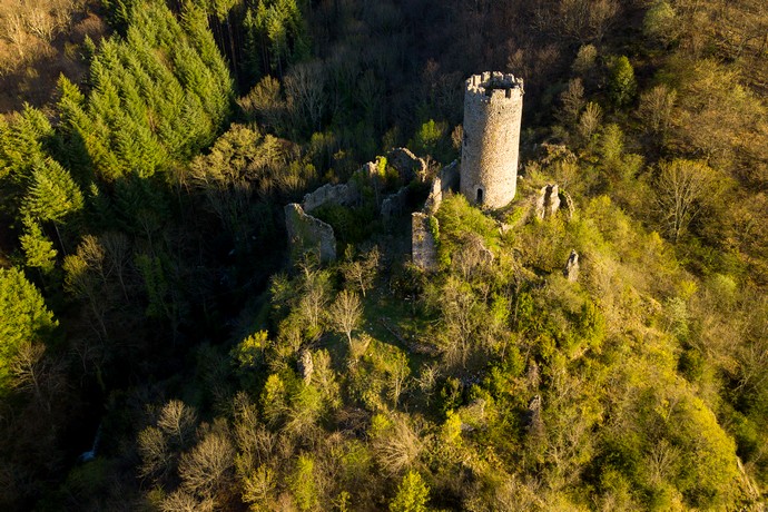 Tour de l'ancien château de Chadenac sur la commune de Barnas en Ardèche