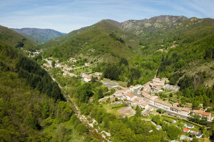 Vue montagne sur le village de Barnas, patrimoine culturel et beau village d'Ardèche