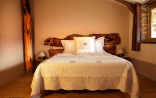 lit double chambre Castanéa dans la chambre d'hôtes Quinte et Sens à Barnas en Ardèche - ©G.Bret