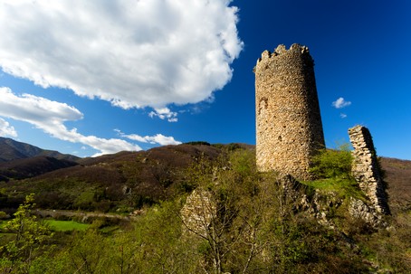 Tour de Chadenac, vestige du château de chadenac dans le village de Barnas en Ardèche